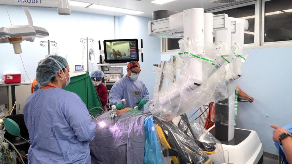 ION realiza cirugía a paciente con cáncer de cuello uterino con el sistema robótico Da Vinci Xi 2 Imagen de WhatsApp 2025 07 31 a las 17.32.32 aca1b33b