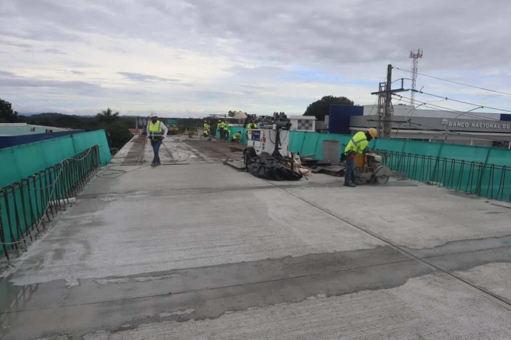Ministro Andrade inspecciona trabajos del Intercambiador de Chitré, obra que supera el 81% de avance 4 6
