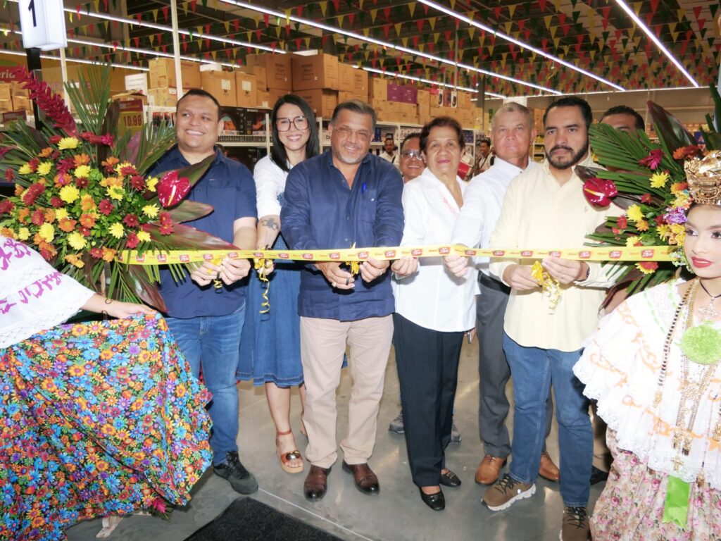 Supermercados Xtra inaugura dos nuevas sucursales y alcanza las 60 tiendas en todo el país 2 Apertura Maxi Feria Anton 1