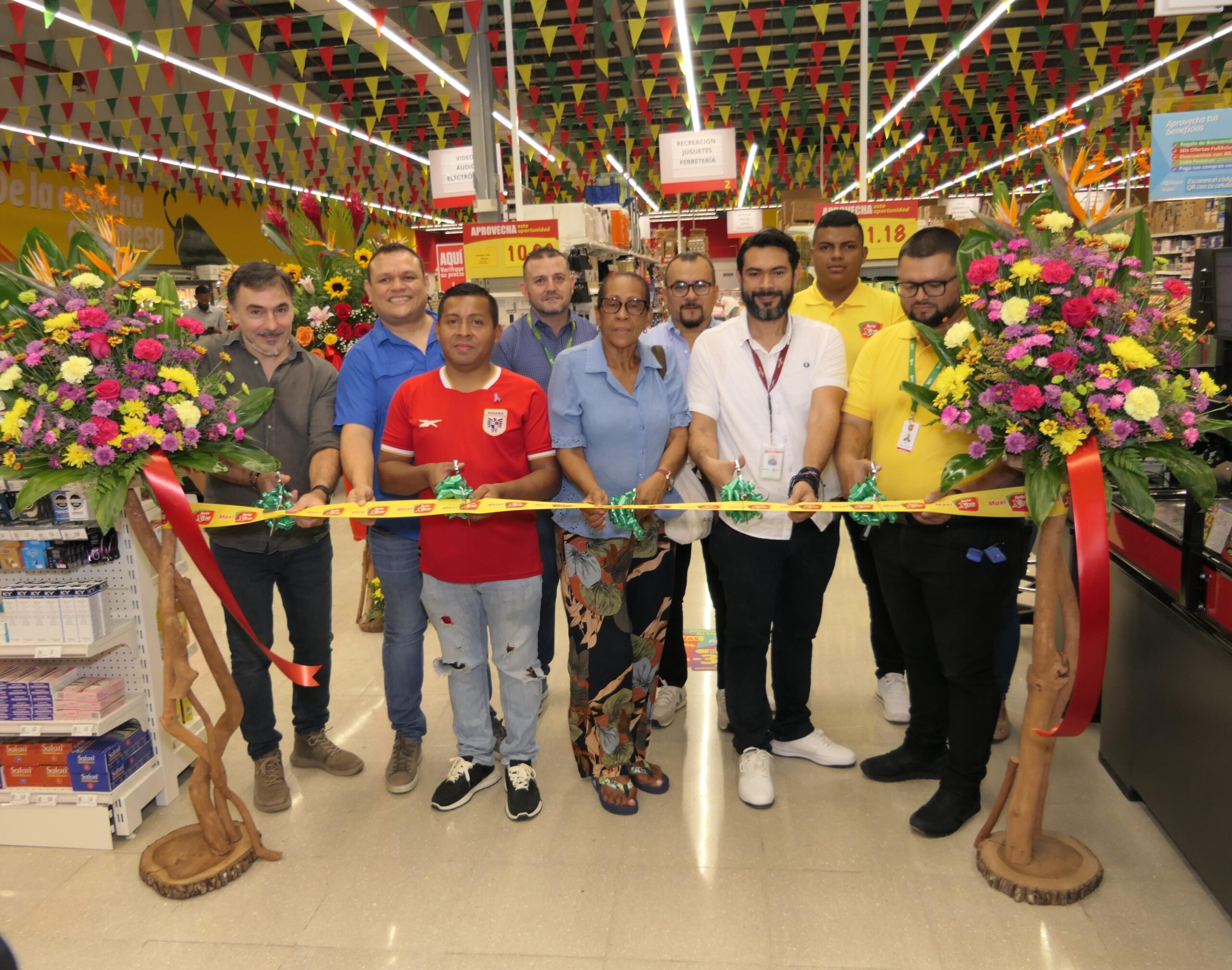 Supermercados Xtra inaugura dos nuevas sucursales y alcanza las 60 tiendas en todo el país 1 Apertura Maxi Feria Llano Largo 1 scaled