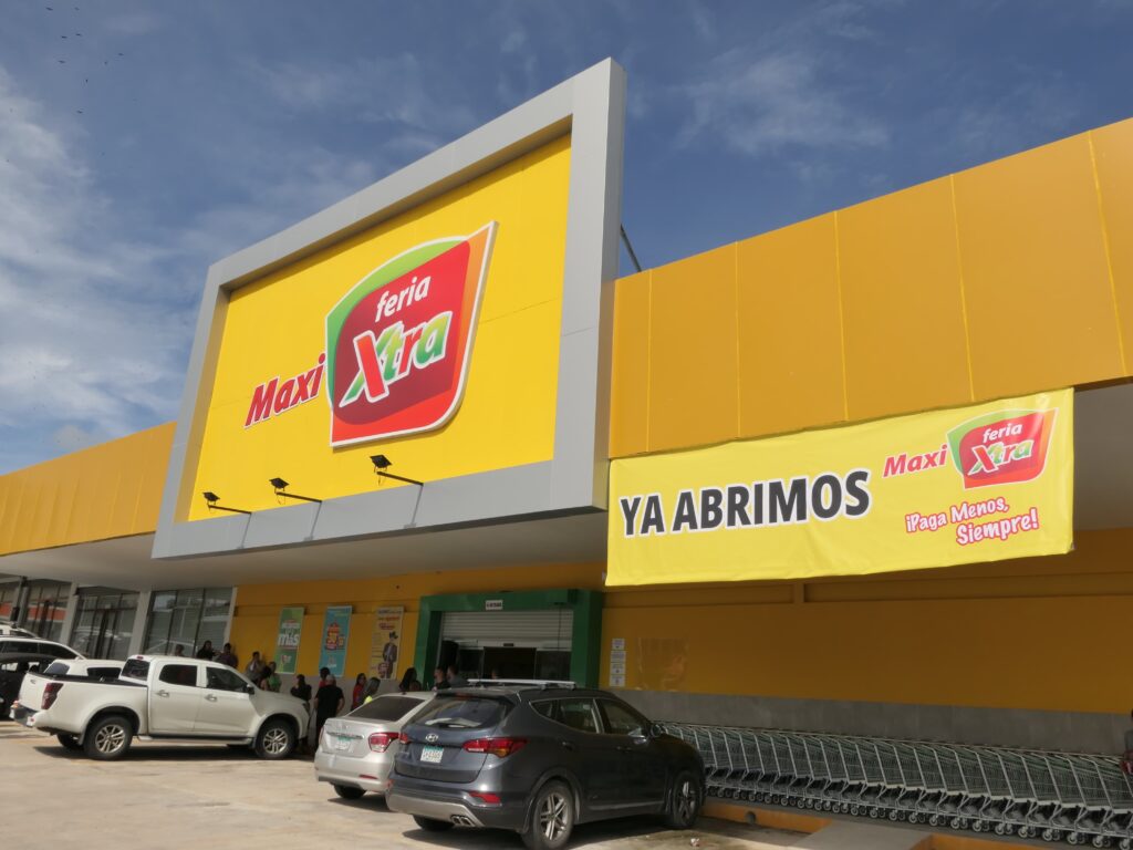 Supermercados Xtra inaugura dos nuevas sucursales y alcanza las 60 tiendas en todo el país 5 Apertura Maxi Feria Llano Largo 2