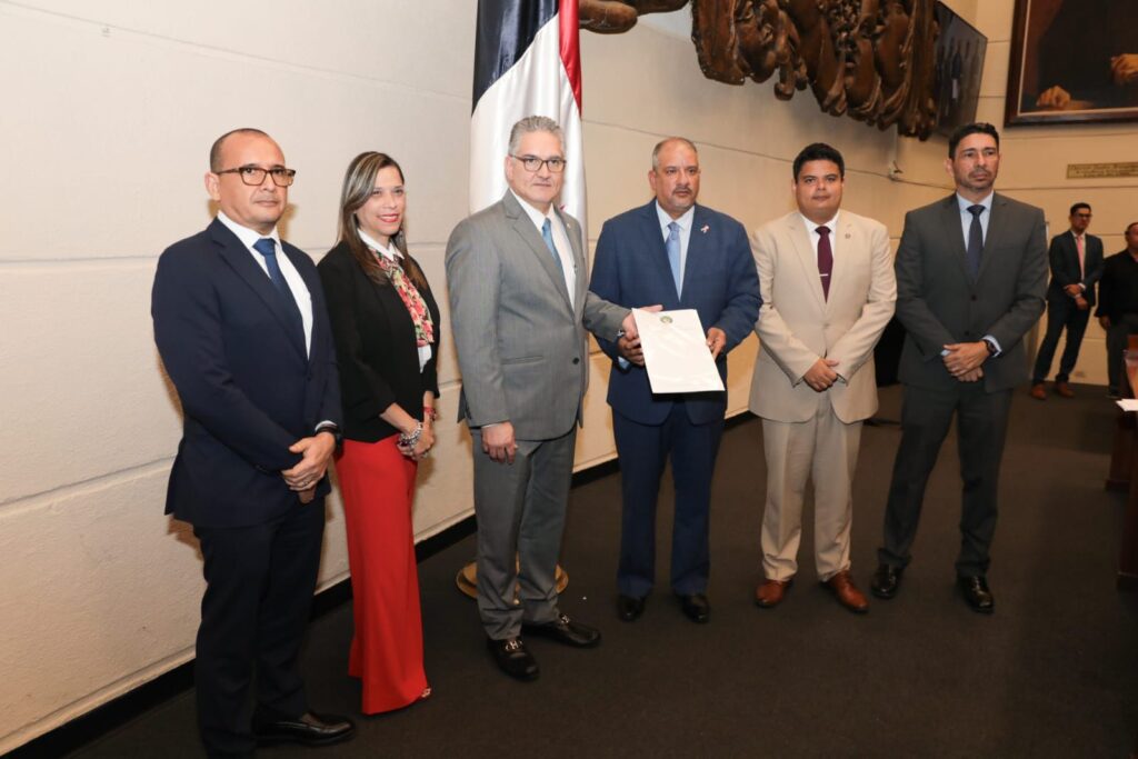 Ministro Orillac presenta a la Asamblea proyecto de Ley para reactivar uso de biocombustibles 2 Imagen de WhatsApp 2025 10 22 a las 06.28.37 0eca297a