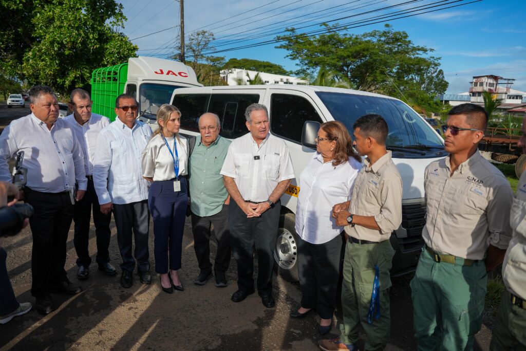 MiAMBIENTE entrega camiones e implementos para recoger la basura en los distritos de Mariato y Montijo 2 Imagen de WhatsApp 2025 10 23 a las 23.13.03 4f6b0f90