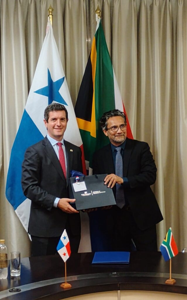 Viceministro Hoyos se reúne en Pretoria con alto funcionario de Cancillería sudafricana 2 Imagen de WhatsApp 2025 12 03 a las 10.16.53 2d38012b