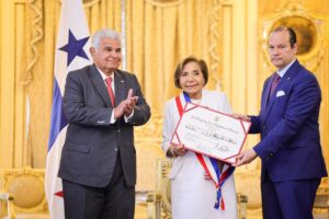 Gobernadora Mayín Correa recibe la Orden Belisario Porras en el grado de Gran Cruz