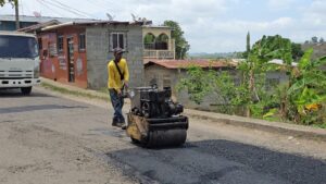 Más de 5 mil familias se benefician con trabajos de parcheo en el corregimiento de Burunga