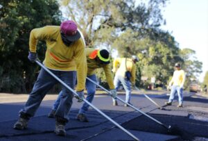 Más de 60 mil toneladas de asfalto impulsan avance del programa Tapahuecos en distintas provincias del país