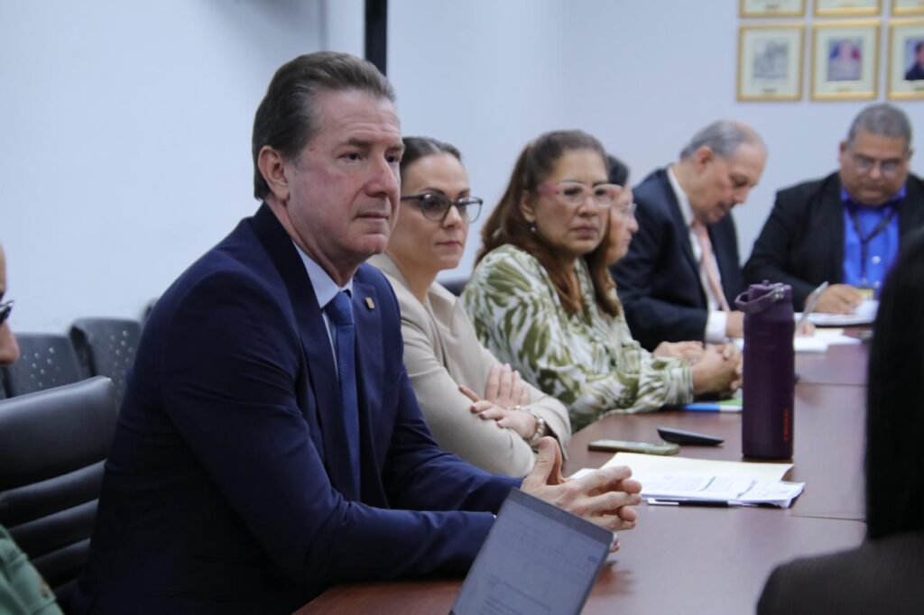 Ministro de Salud se reúne con empresarios para dialogar sobre propuesta de etiquetado frontal 2 WhatsApp Image 2026 04 14 at 4.48.03 PM 1