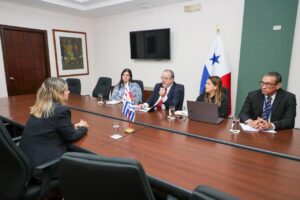 “Panamá y Uruguay fortalecen agenda bilateral en comercio, zonas francas y servicios modernos.