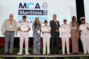 Cadetes de UMIP son beneficiados con becas de la Cámara Marítima de Panamá