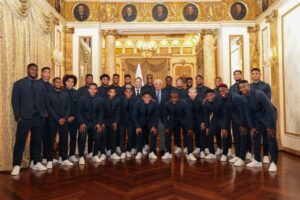 Panamá está en el umbral del fútbol gracias a sus jugadores, afirma Mulino al entregar el pabellón nacional a la selección mayor· Presidente entrega pasaporte panameño a Thomas Christiansen.