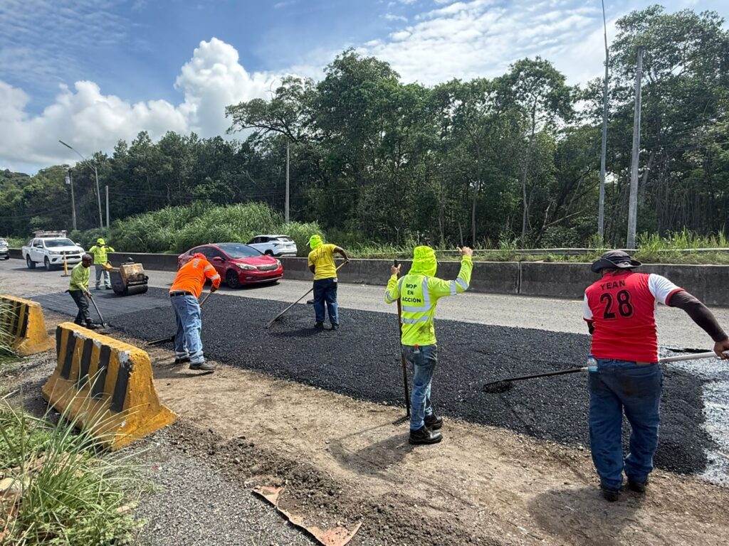 Trabajos de parcheo del MOP mejoran la circulación vehicular en la vía Panamericana y carretera hacia Veracruz 4 1.1.1