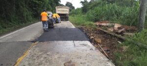 Trabajos de parcheo del MOP mejoran la circulación vehicular en la vía Panamericana y carretera hacia Veracruz