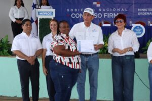 Miviot entrega Asignaciones de Lotes a familias de escasos recursos en Burunga