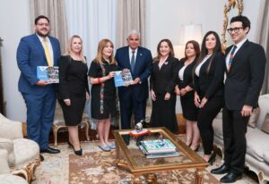 Miembros de la Junta Nacional de Escrutinio entregan al Presidente Mulino Memoria 2024
