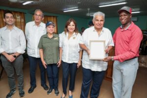 Presidente Mulino visita a damnificados por inundaciones en Bocas del Toro y ordena la construcción de una casa para la familia de la menor fallecida