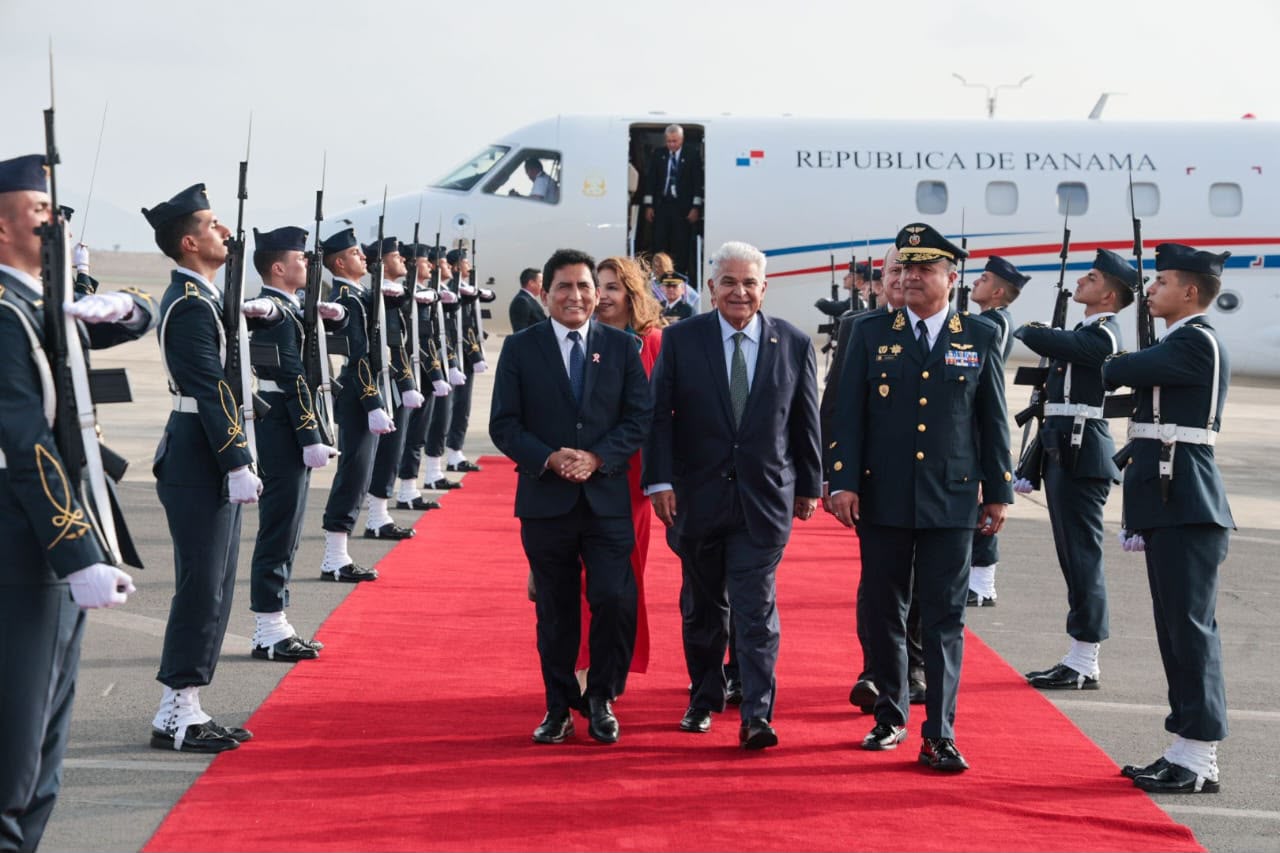 Presidente Mulino llega a Perú para participar en la toma de posesión de Keiko Fujimori