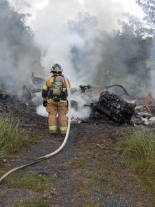 Bomberos controlan emergencia por explosión de vehículo articulado en Viguí; autoridades investigarán las causas del incidente