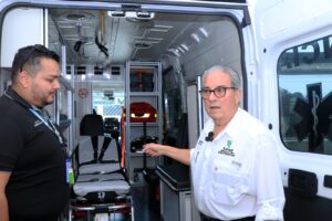 Minsa entrega ambulancia de soporte vital avanzado en Las Mañanitas