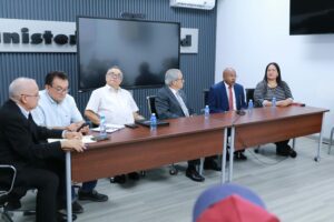 Ministro de Salud recibe a residentes de 7 comunidades de Darién, comarca Emberá-Wounaan y Guna de Wargandí