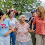 Primera dama y ministra de gobierno acompañan a las familias afectadas por el sismo en Los Santos