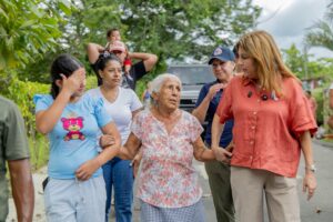 Primera dama y ministra de gobierno acompañan a las familias afectadas por el sismo en Los Santos